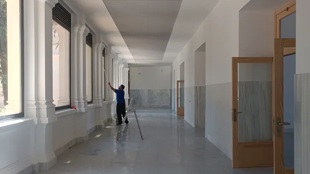 Imagen después - Antes y después de un pasillo de la primera planta del IES La Rábida
