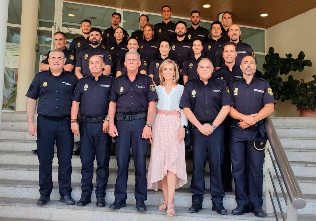 Los nuevos agentes con la subdelegada y los mandos policiales de la comisaría provincial