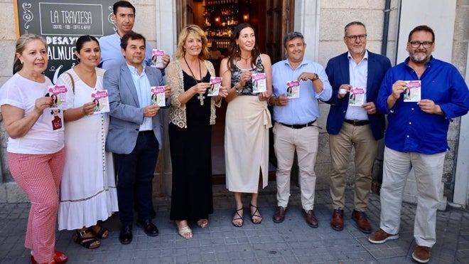 Pilar Miranda y Loles López durante el reparto del material divulgativo esta mañana por las calles de Huelva