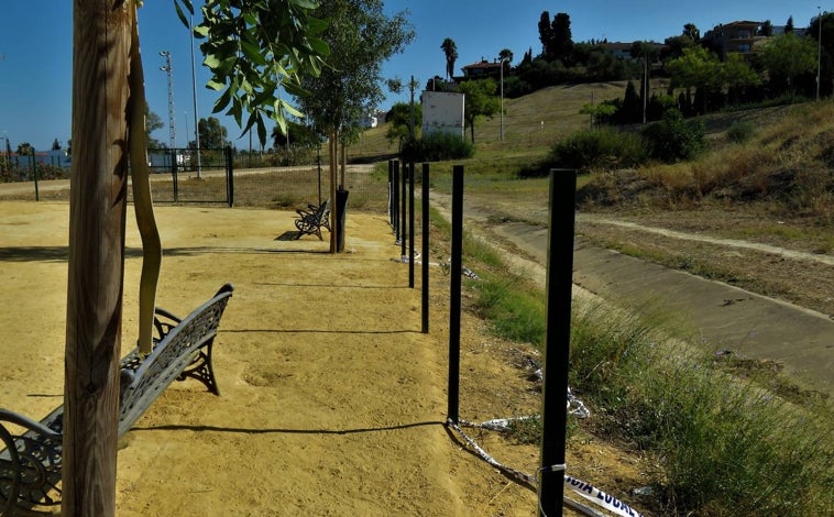 Imagen principal - La zona canina de la Barriada del Carmen, donde se han producido los robos