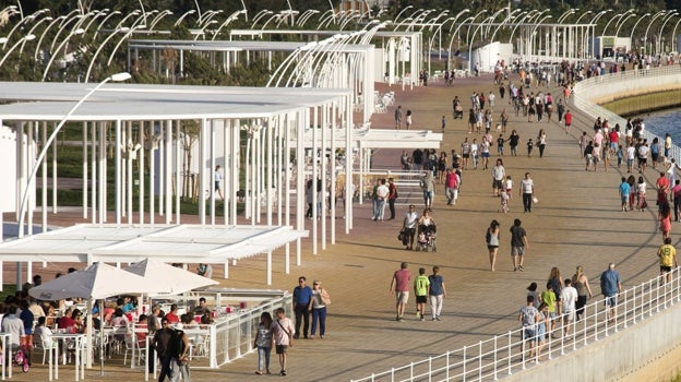 El Paseo de la Ría cuenta con distintos kioscos, algunos de ellos con servicio de comida