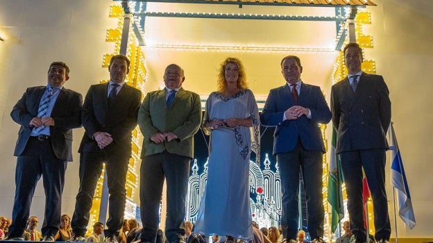 Autoridades, con la alcaldesa en el centro, en la inauguración de las Colombinas de 2023