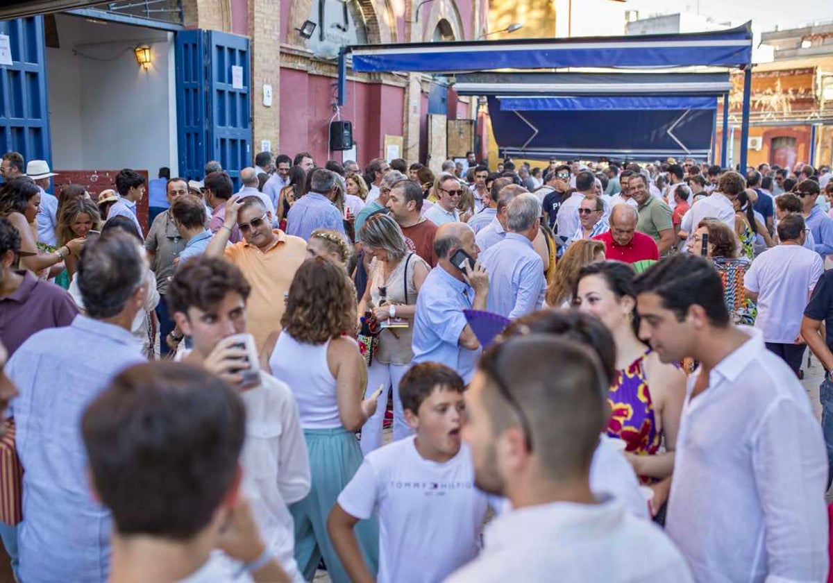 Ambiente en los alrededores de la plaza poco antes de comenzar el festejo