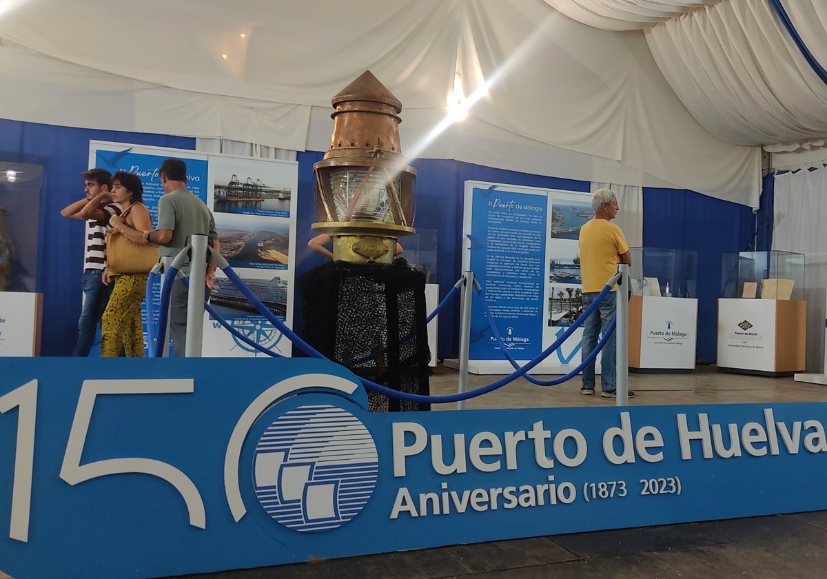 La exposición se encuentra junto a la Caseta Municipal