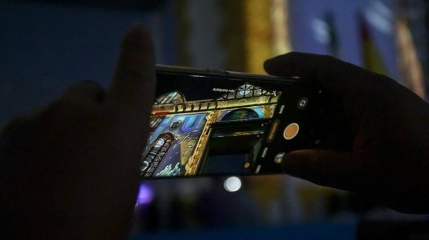 Una persona toma una fotografía con su móvil