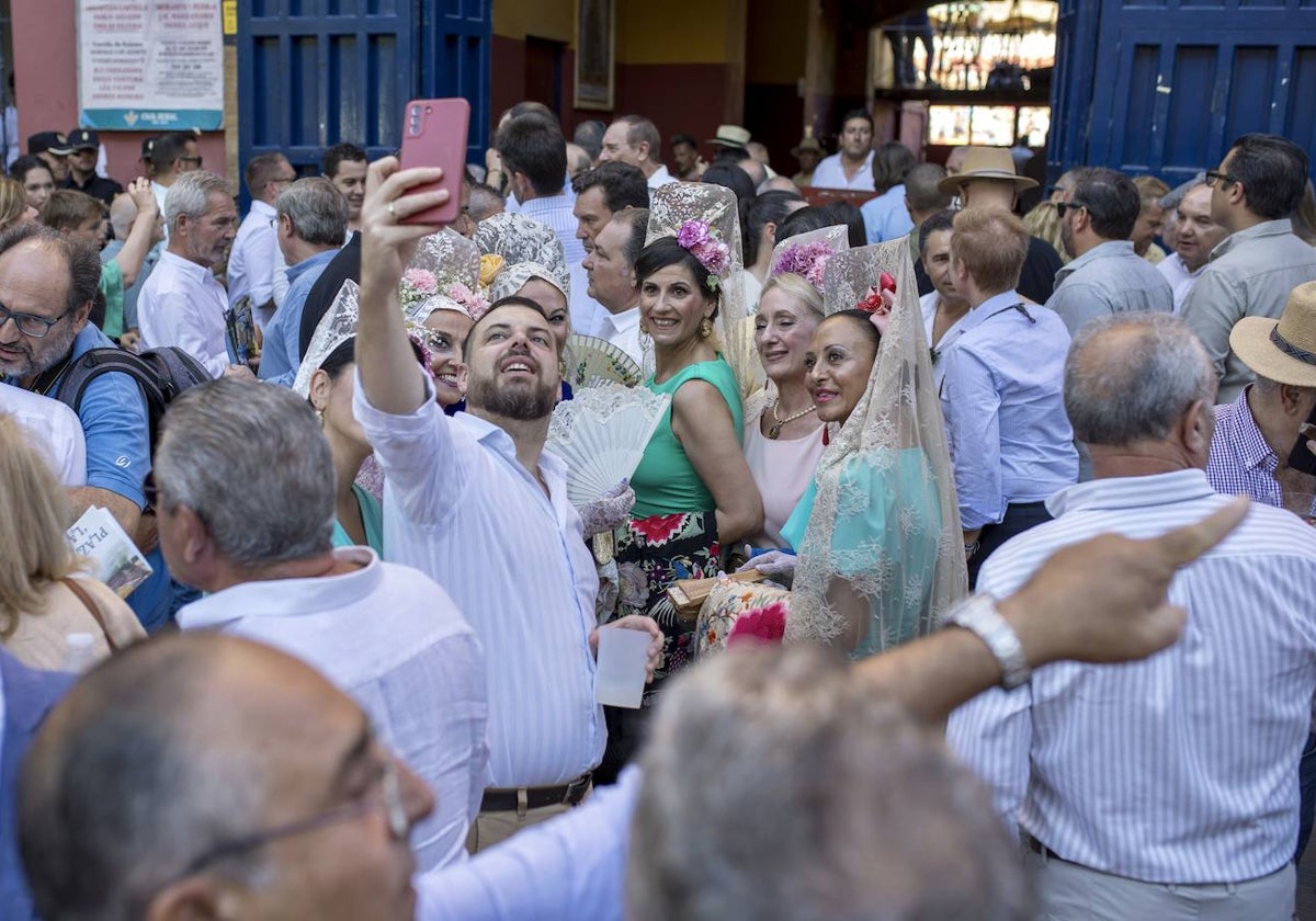 Alrededores de la plaza de la Merced en los momentos previos al inicio de la corrida