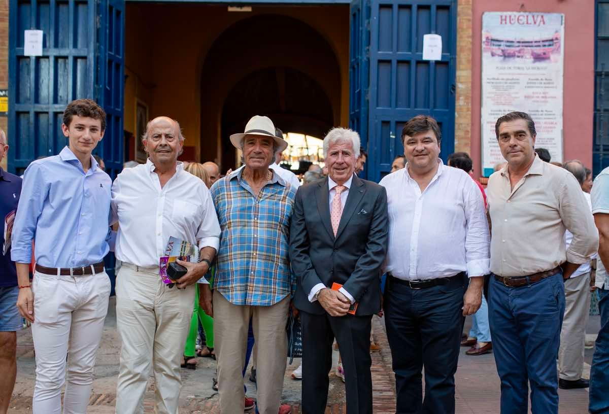 En el grupo, el exalcalde Gabriel Cruz, el cantaor Mario Garrido, el novillero Carlos Tirado, Manolo Gómez, Paco Pirfo, asesor del presidente de la plaza y Toni Garzón