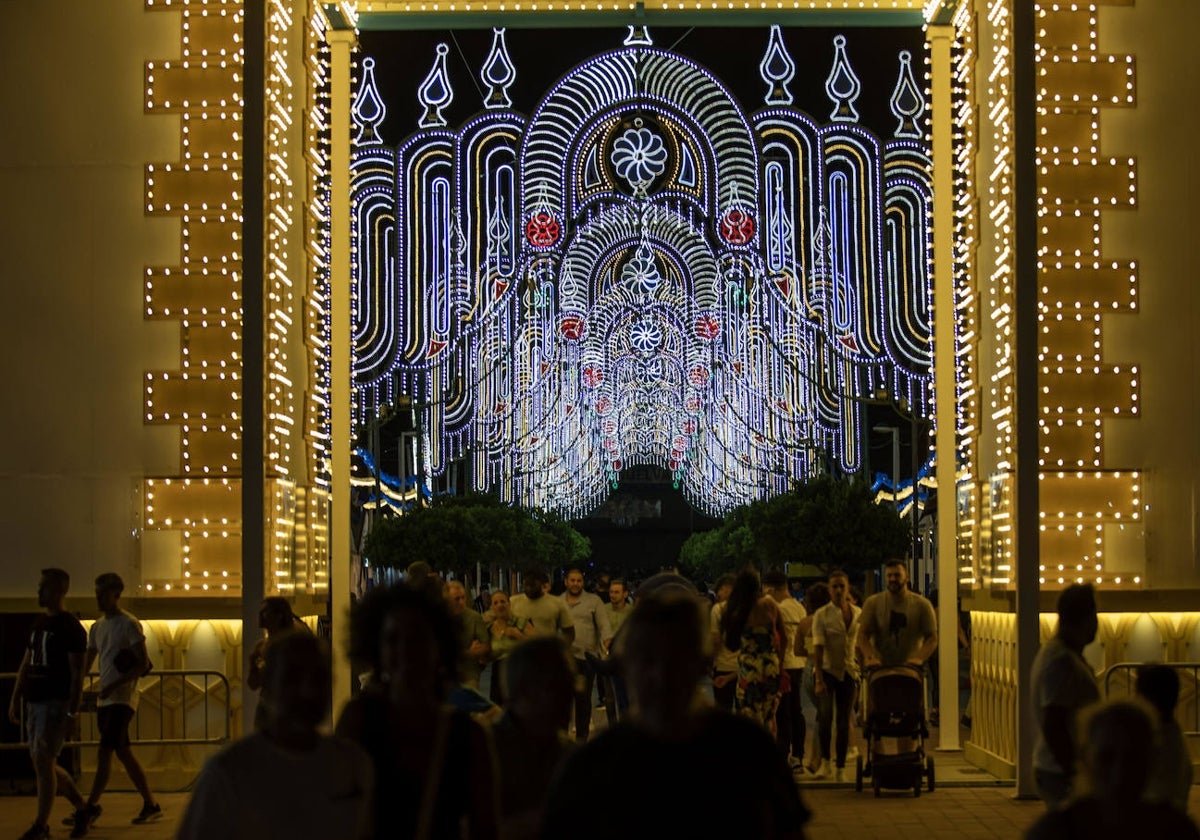 Arcos de luces desde la portada de las Colombinas