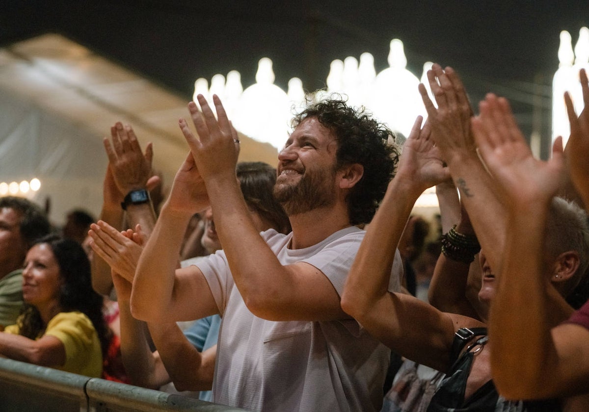 Un asistente feliz en los conciertos de Colombinas
