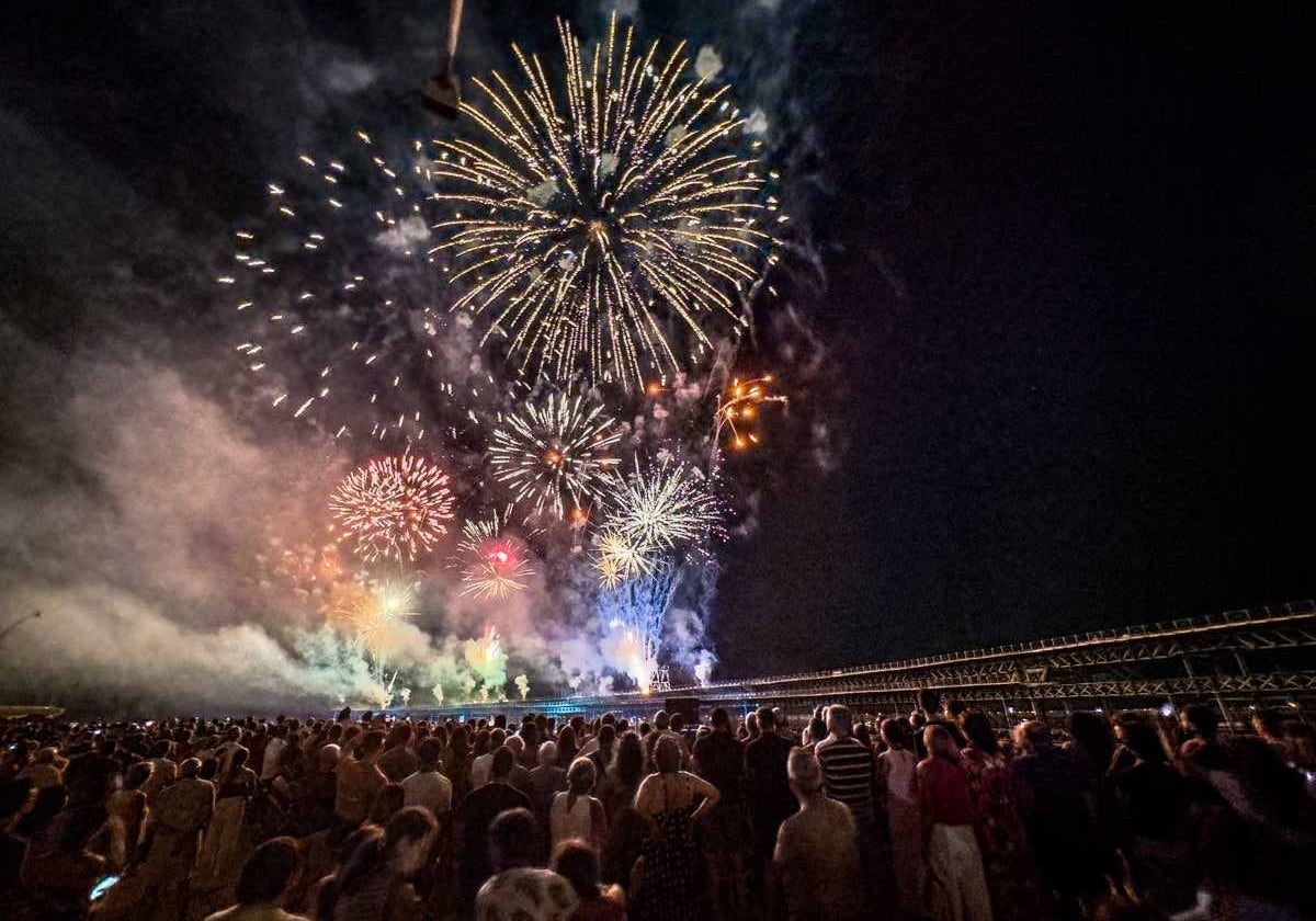 La multitud, ante los fuegos artificiales junto al Muelle del Tinto