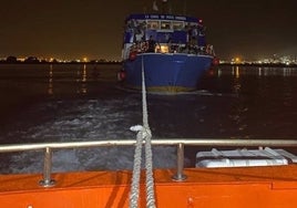 La canoa de Punta Umbría queda a la deriva por una avería y es remolcada con 85 pasajeros