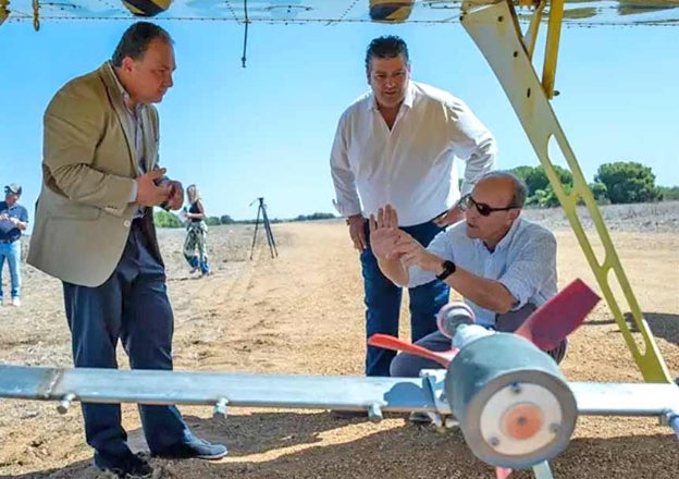 El presidente de la Diputación, David Toscano, durante el inicio de la campaña antimosquitos en Huelva