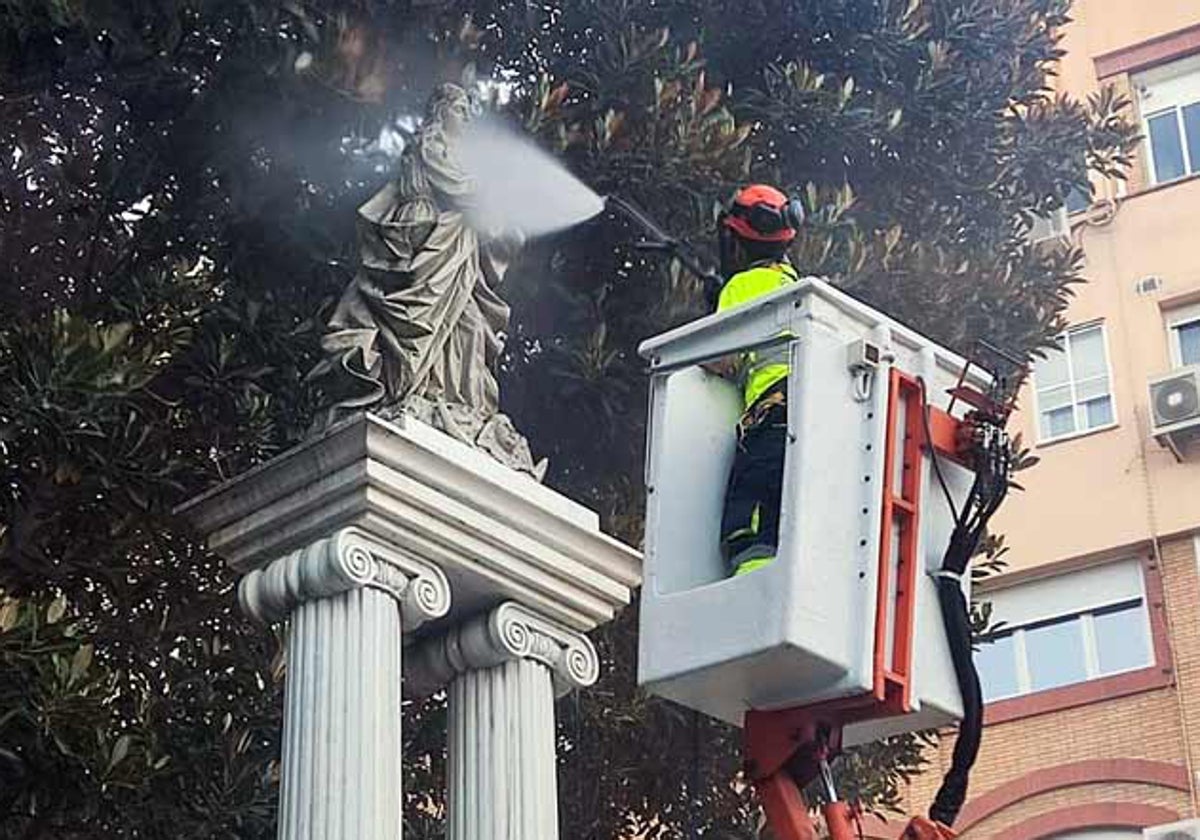 Agua a presión para dejar a punto el monumento a la Inmaculada