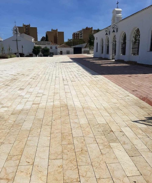La plaza contigua al santuario, reluciente