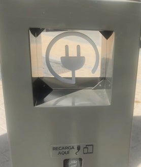 Imagen secundaria 2 - Cargar el móvil en las calles de Huelva ya es posible gracias a estos dos nuevos puntos de recarga