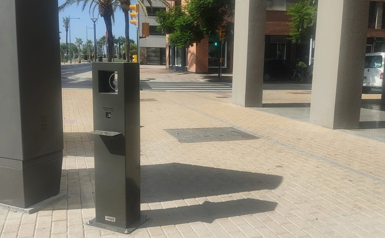 Imagen principal - Cargar el móvil en las calles de Huelva ya es posible gracias a estos dos nuevos puntos de recarga