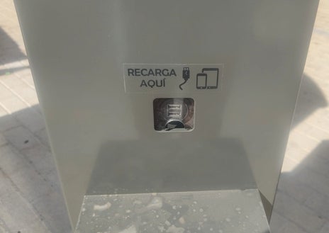Imagen secundaria 1 - Cargar el móvil en las calles de Huelva ya es posible gracias a estos dos nuevos puntos de recarga