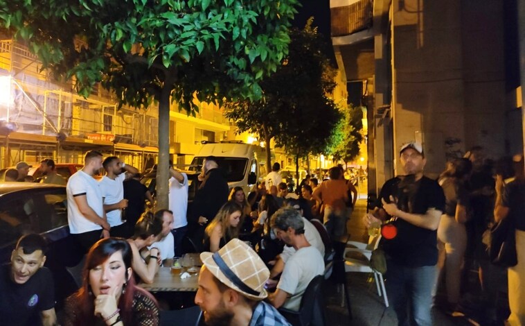 Imagen principal - La noche de Huelva recupera el «buen rollito» con la reapertura del bar Ibiza