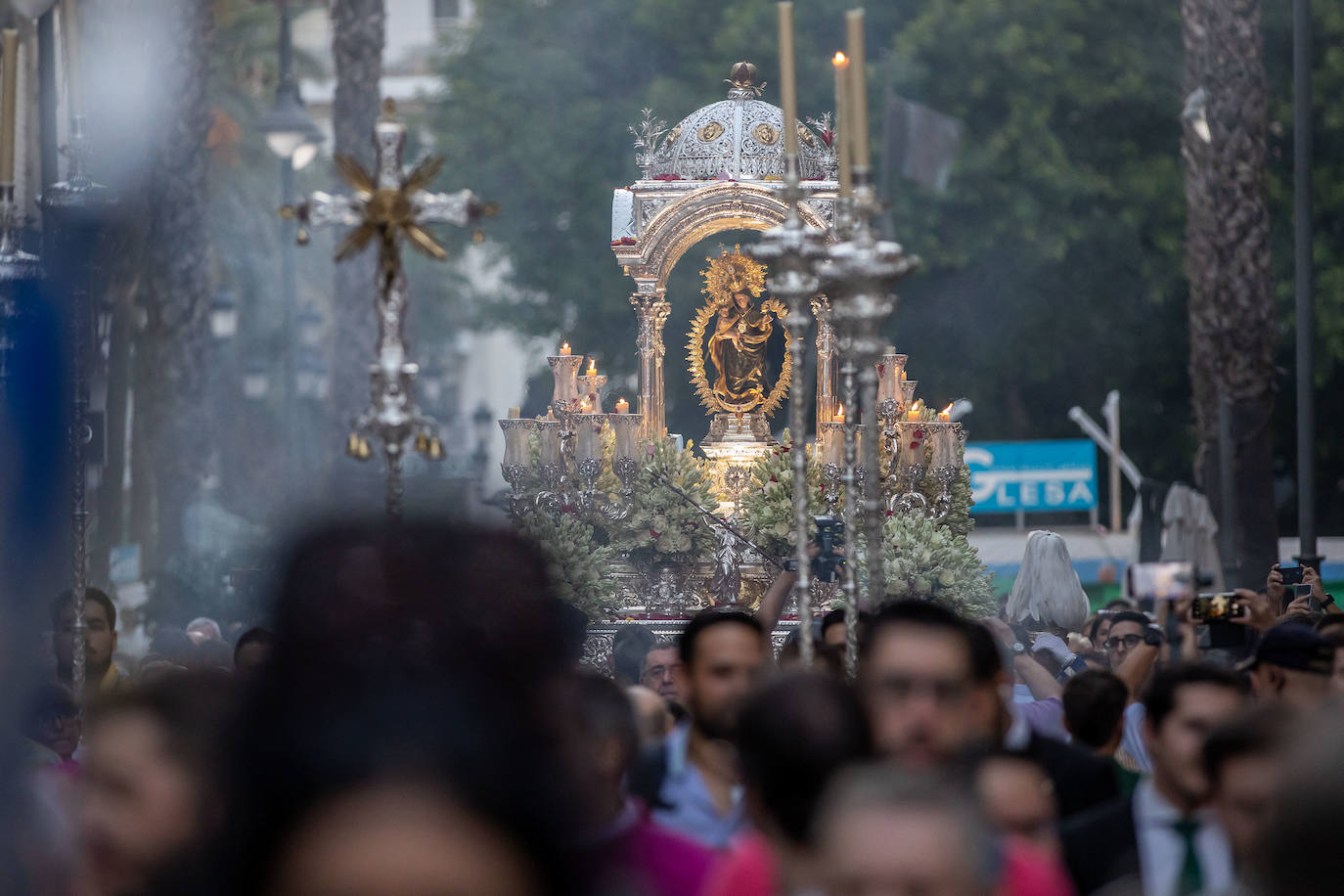 La inédita procesión de la Virgen de la Cinta por el centro de Huelva