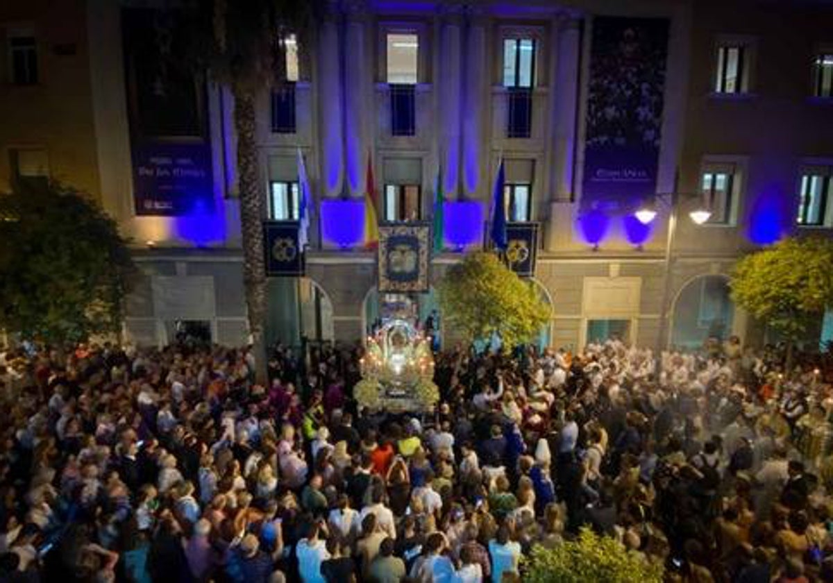 La Virgen de la Cinta, entre el gentío a las puertas de la Diputación