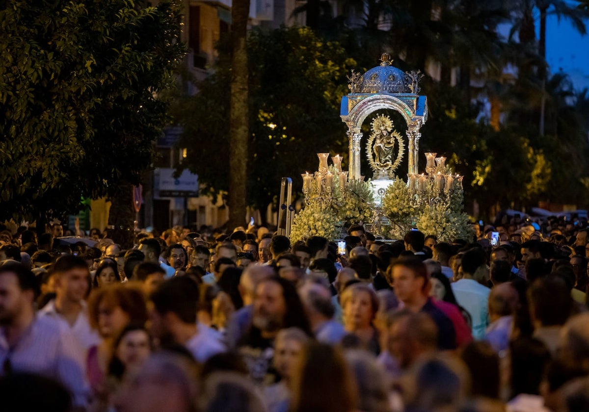 La Virgen de la Cinta, durante su subida este viernes