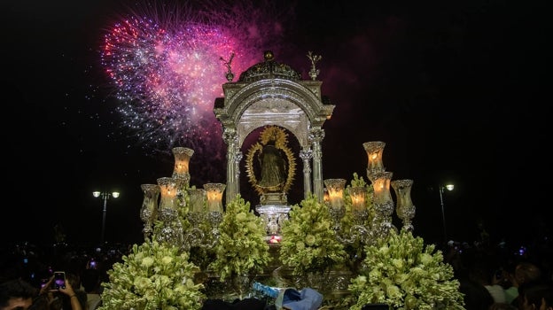 Huelva despidió a la Virgen Chiquita con fuegos artificiales
