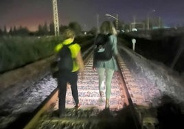 Policías, bomberos y taxistas de Huelva tuvieron que rescatar este jueves a los pasajeros del Alvia que se quedó tirado