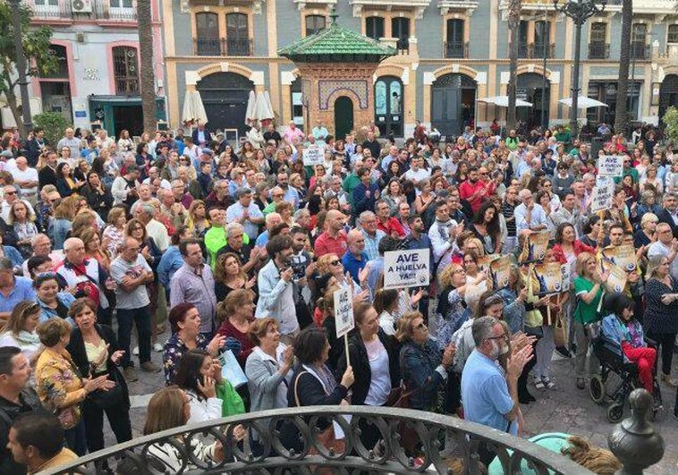 Foto de archivo de una manifestación convocada para reclamar la llegada del AVE a Huelva
