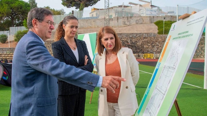 Isabel Sánchez y Teresa Herrera viendo un croquis de las obras