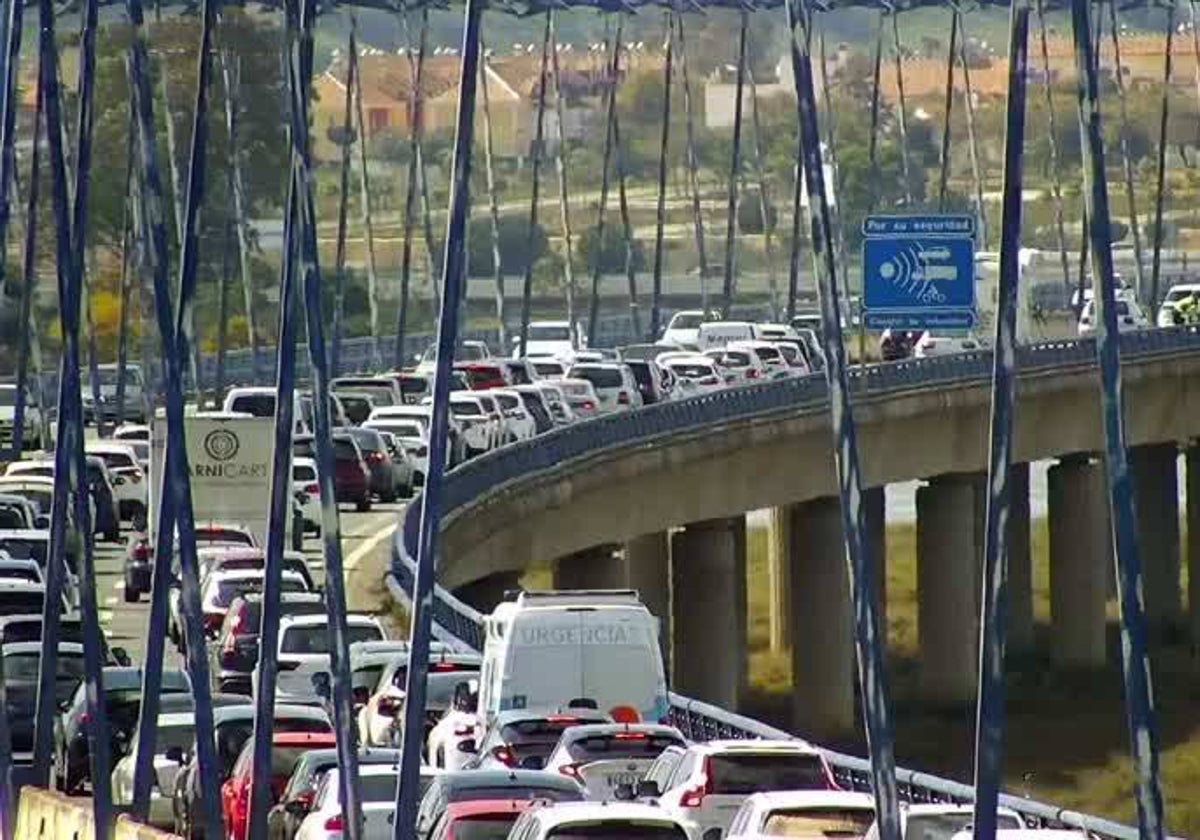 Tráfico en el puente del Odiel