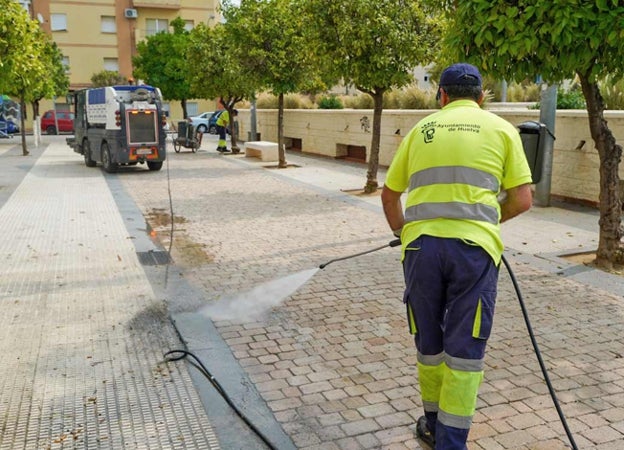 Baldeo de una calle en el plan de choque de limpieza municipal