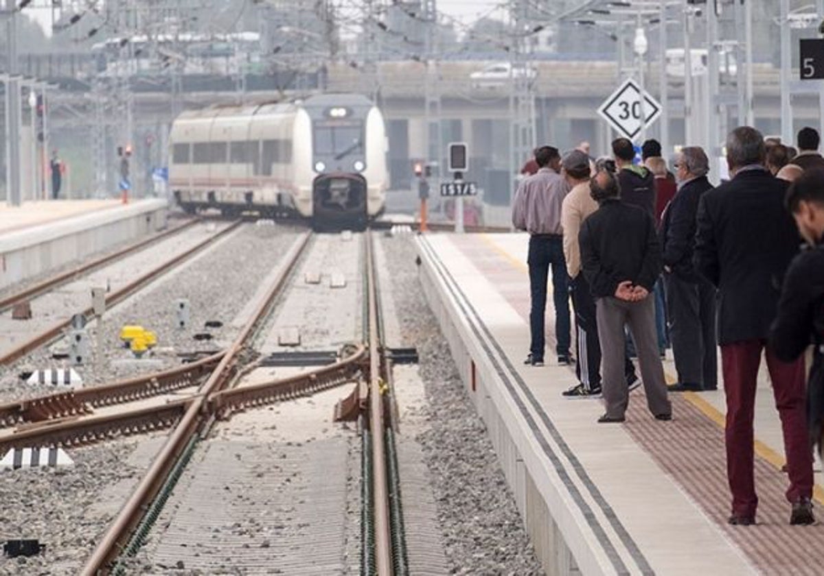 Foto de archivo de un tren llegando a la estación de Huelva