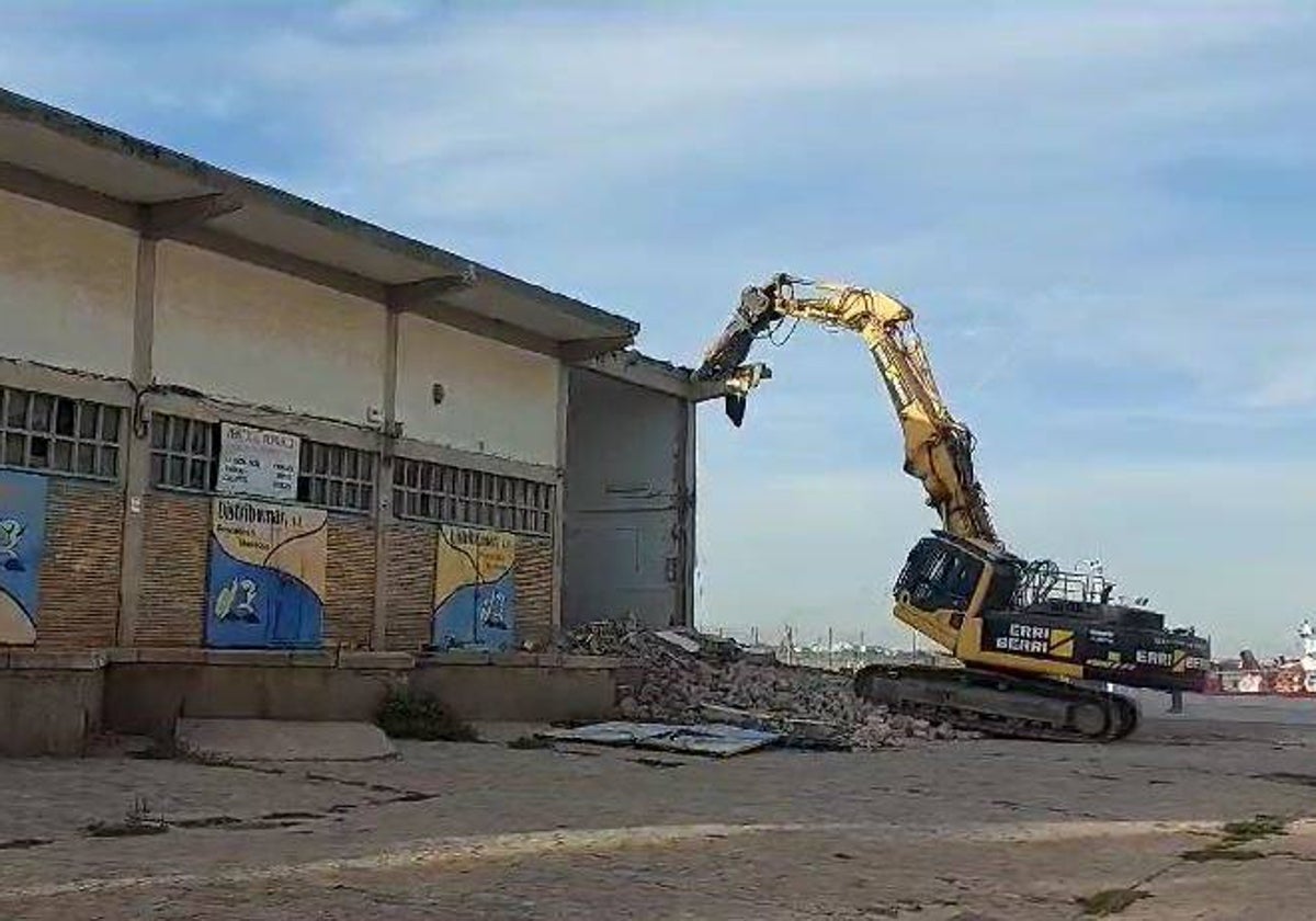 La demolición de las últimas naves que resistían en el Muelle de Levante ha comenzado este viernes