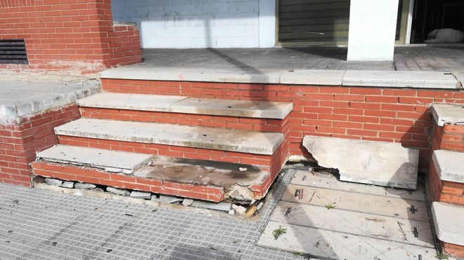 El estado del acerado en muchas zonas del barrio es bastante defectuoso