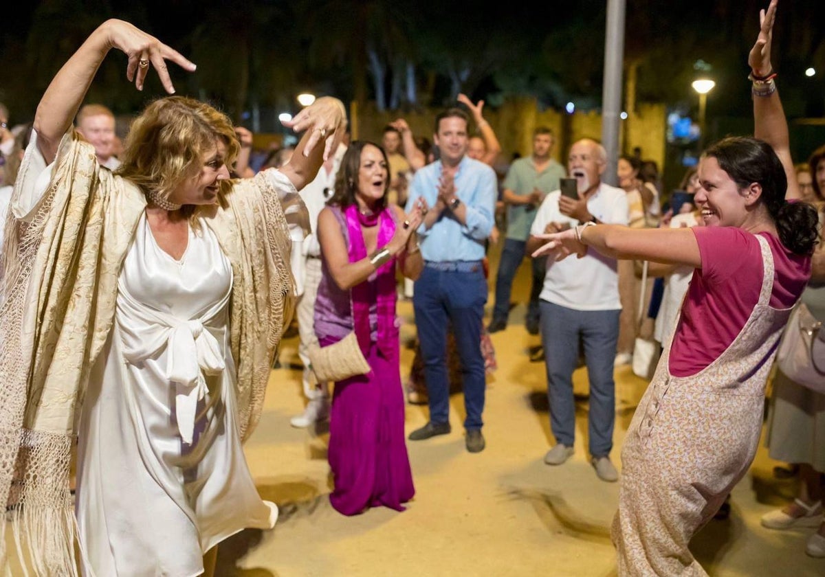 Pilar Miranda, alcaldesa de Huelva, bailando por sevillanas en la Feria del Caballo