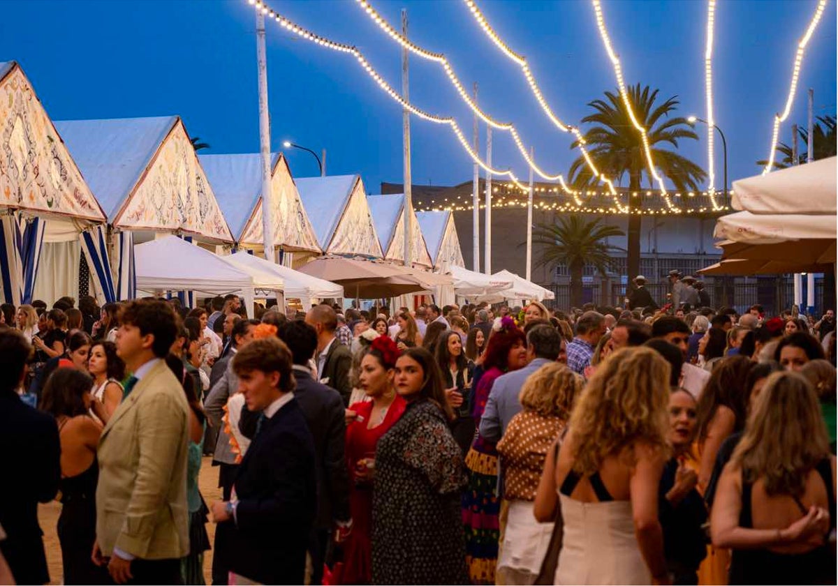 Jóvenes de punta en blanco para disfrutar de las casetas la noche del viernes