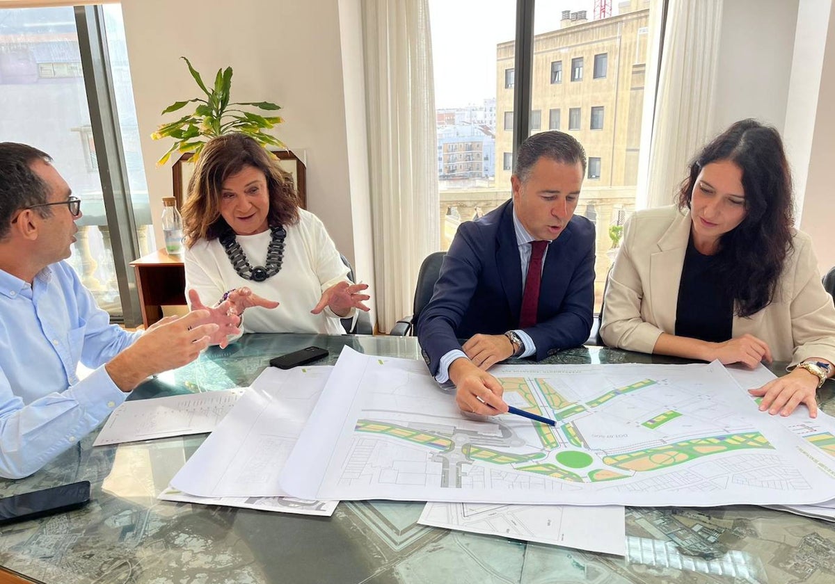 Carmen Céspedes, delegada de Justicia, y Felipe Arias, concejal de Urbanismo, ambos en el centro