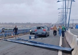 El fuerte viento derriba una de las farolas del puente del Odiel, justo en obras