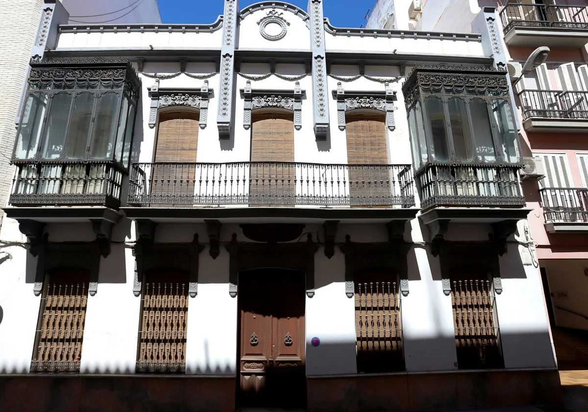 Fachada de la antigua clínica Vázquez Limón, ahora en venta en el centro de Huelva