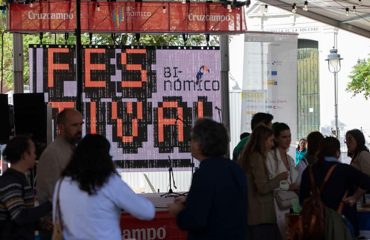 Sabor a fiesta: el Binómico llena de animación el centro de Huelva