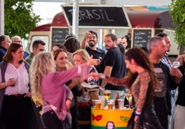 Sabor a fiesta: el Binómico llena de animación el centro de Huelva