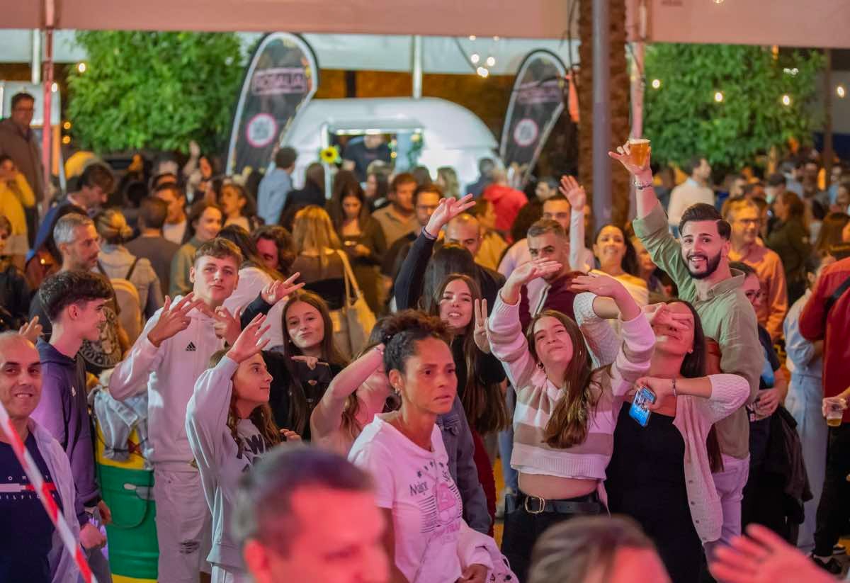 Sabor a fiesta: el Binómico llena de animación el centro de Huelva