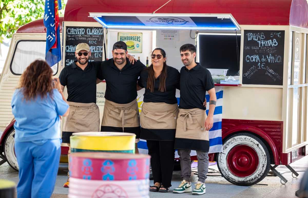 Sabor a fiesta: el Binómico llena de animación el centro de Huelva