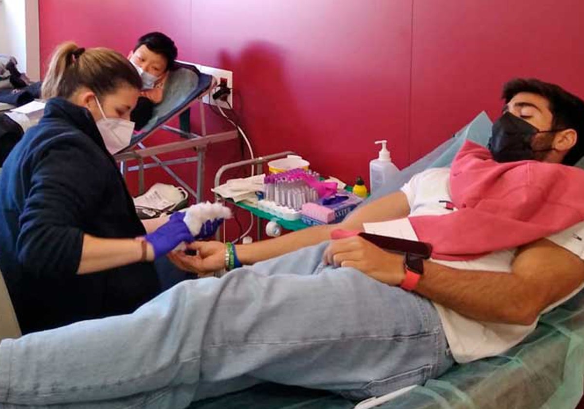 Un alumno dona sangre en la UHU