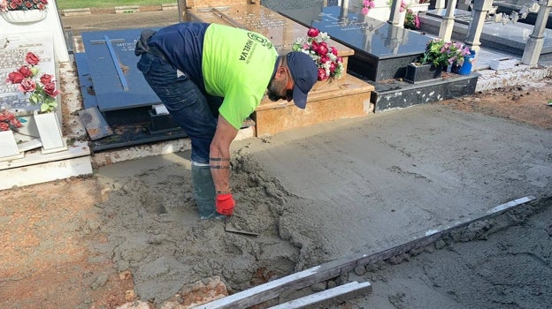 Trabajos de acondicionamiento en el cementerio de la Soledad tras los daños por el temporal