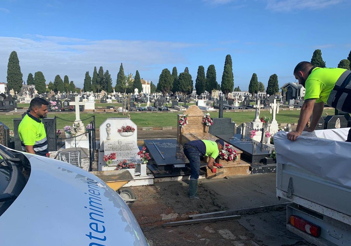 Operarios trabajan en el acondicionamiento del cementerio de Huelva tras los daños ocasionados por el temporal