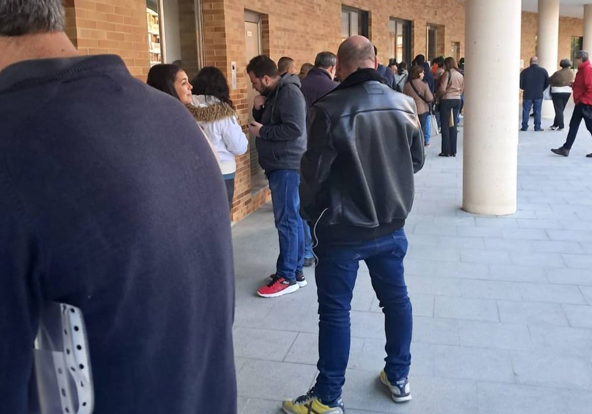 Foto de archivo de la cola para conseguir cita en el Registro Municipal
