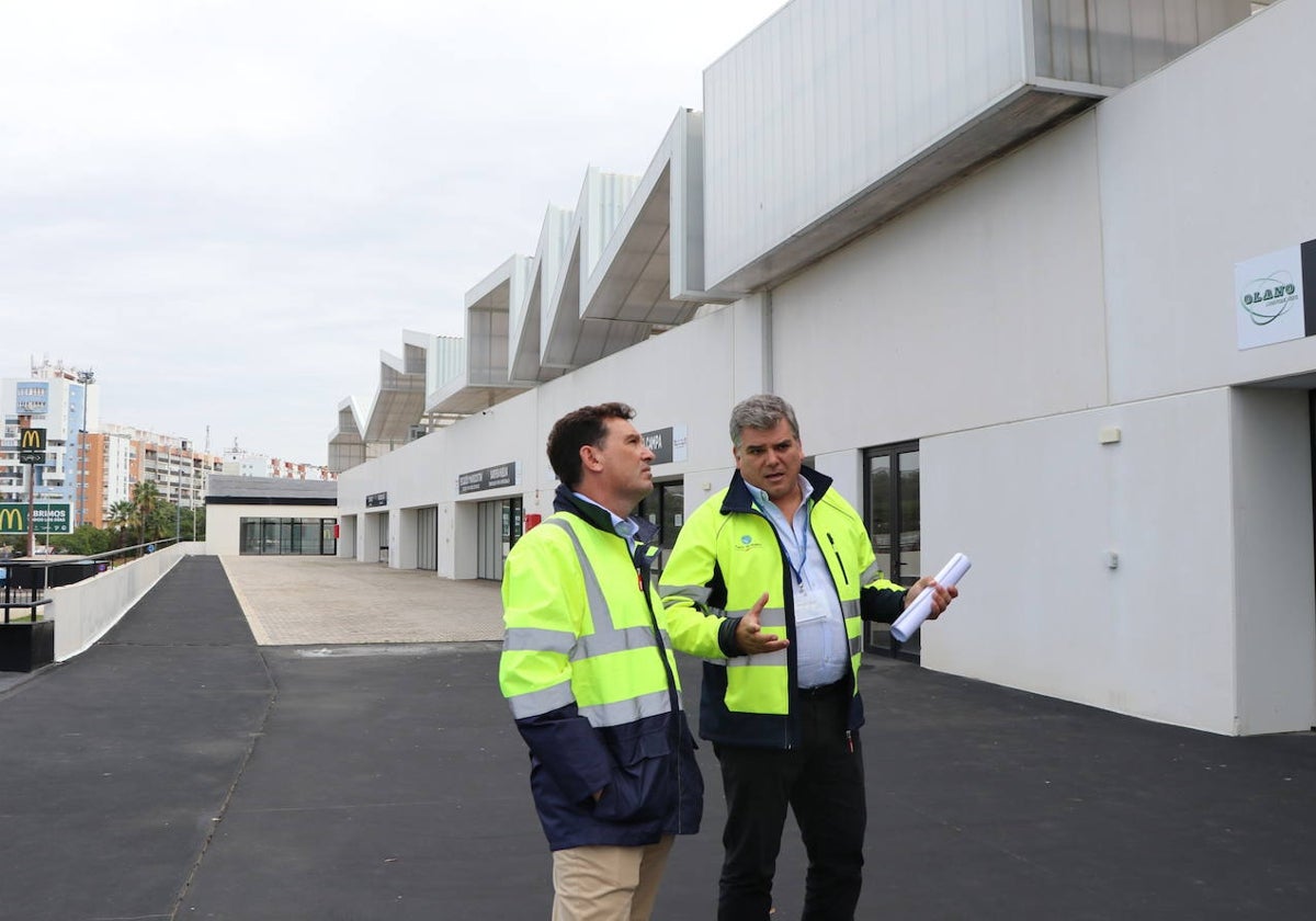 Alberto Santana y Alfonso Peña visitan la Ciudad del Marisco, donde se realizan mejoras