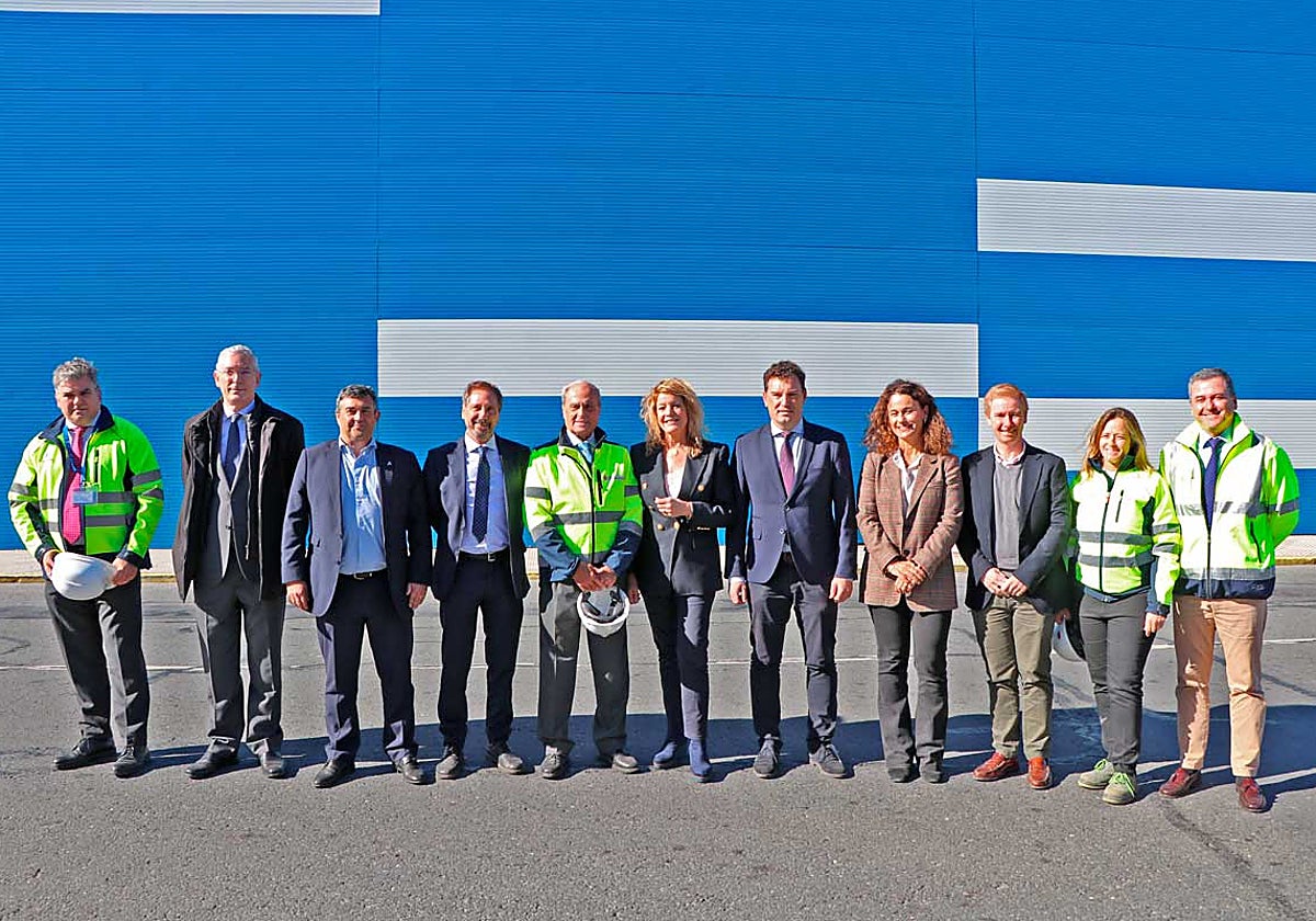 Autoridades durante la visita a las instalaciones del astillero onubense