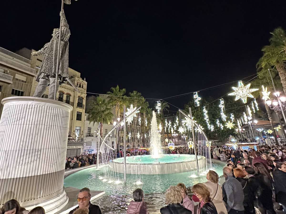 Así es el alumbrado del centro de Huelva, que ya ha dado la bienvenida a la Navidad